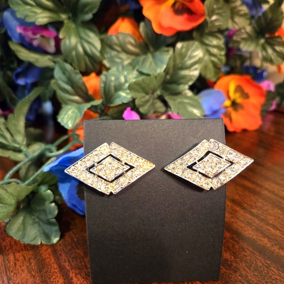 2 Pair Vintage Clip On Earrings, Rhinestone, White Lucite - Picture 15 of 16